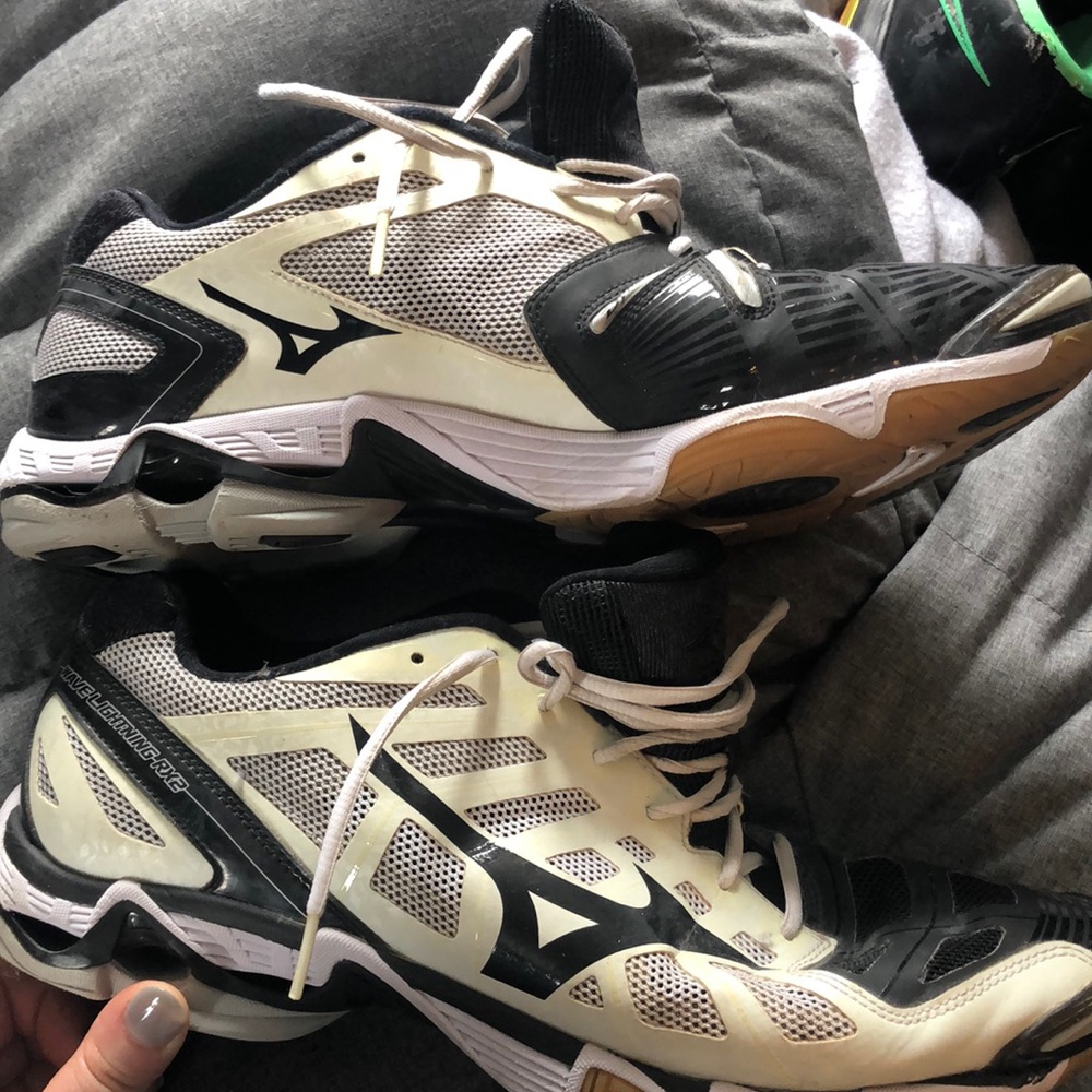 Men’s mizzuno volleyball sneakers